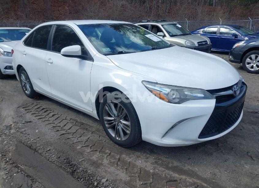 2017 Toyota Camry SE (VIN 4T1BF1FK6HU268539) main photo