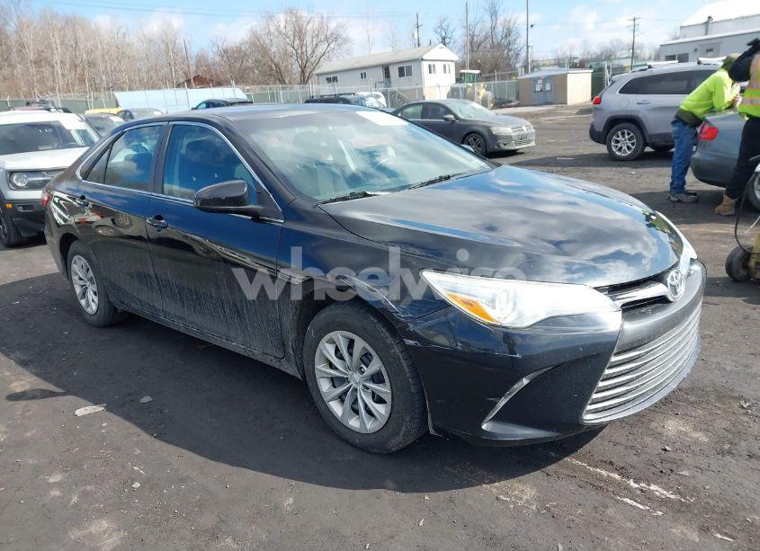 2017 Toyota Camry LE (VIN 4T1BF1FK6HU302821) main photo