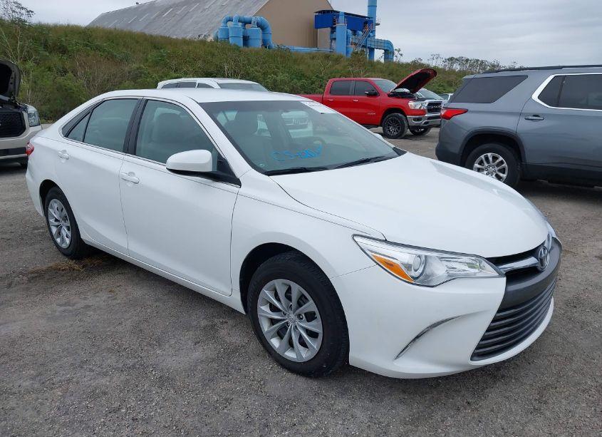 2017 Toyota Camry LE (VIN 4T1BF1FK6HU355762) main photo