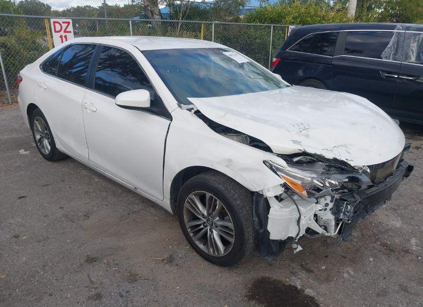 2017 Toyota Camry SE (VIN 4T1BF1FK6HU638999) main photo