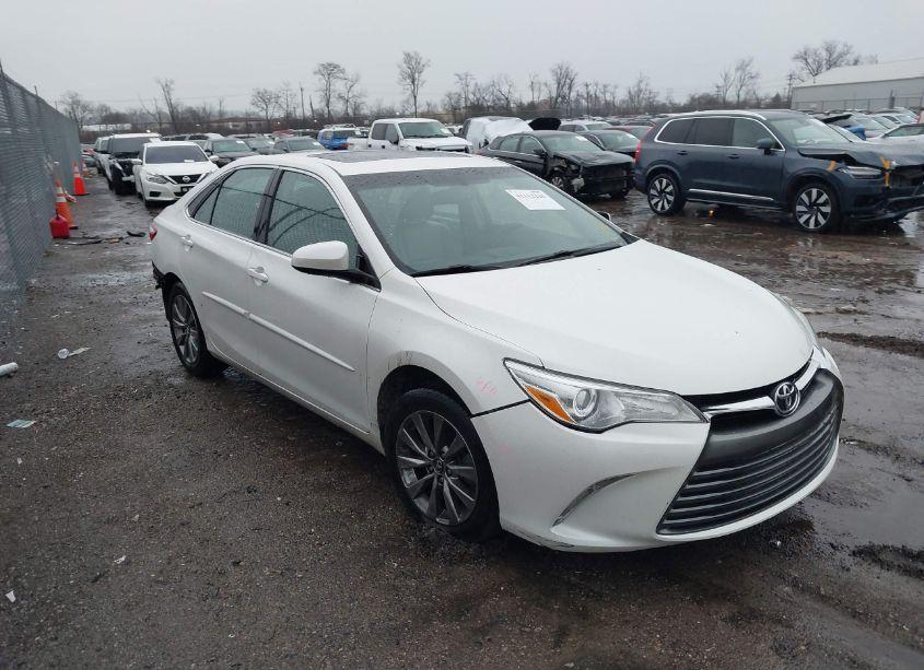 2017 Toyota Camry XLE (VIN 4T1BF1FK6HU647556) main photo