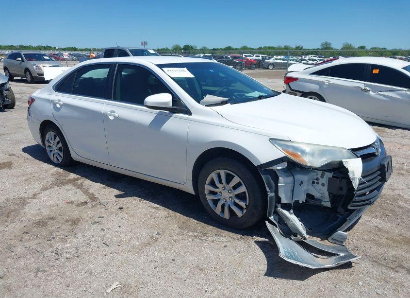 2017 Toyota Camry LE (VIN 4T1BF1FK6HU758902) main photo