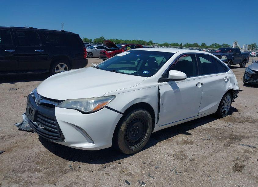 Photo 2 of 2017 Toyota Camry LE (VIN 4T1BF1FK6HU758902)
