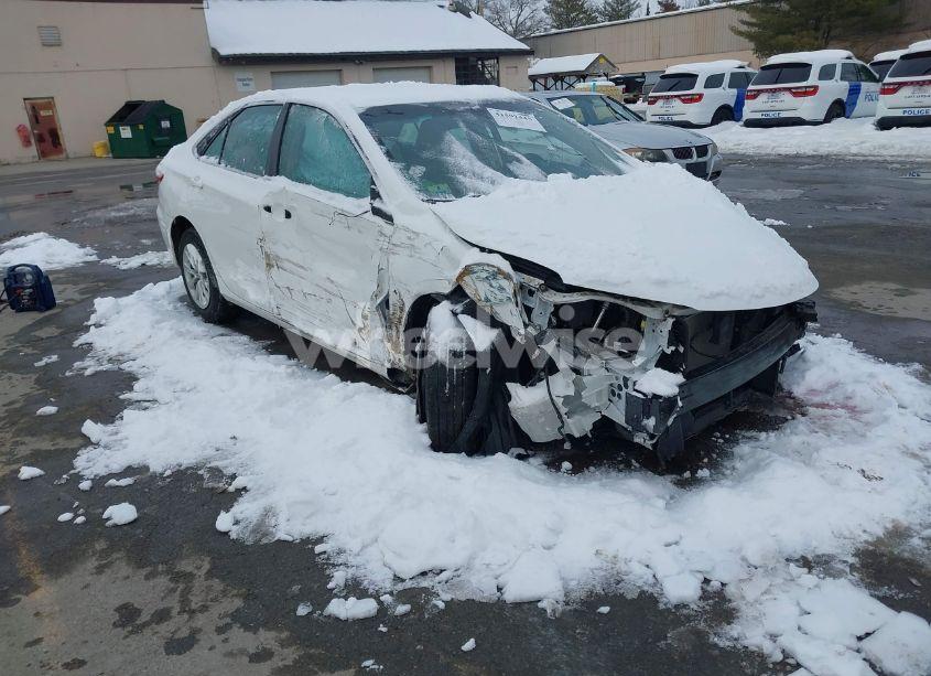 2017 Toyota Camry LE (VIN 4T1BF1FK6HU795920) main photo