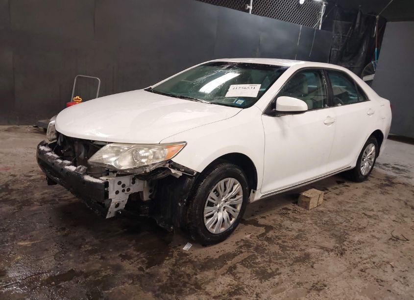 Photo 2 of 2013 Toyota Camry LE (VIN 4T1BF1FK7DU637631)