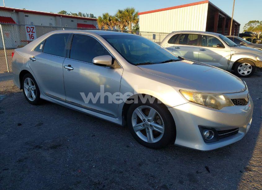 2014 Toyota Camry SE (VIN 4T1BF1FK7EU303567) main photo