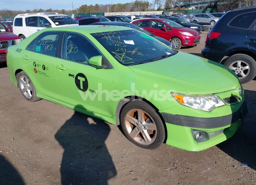 2014 Toyota Camry SE (VIN 4T1BF1FK7EU309532) main photo