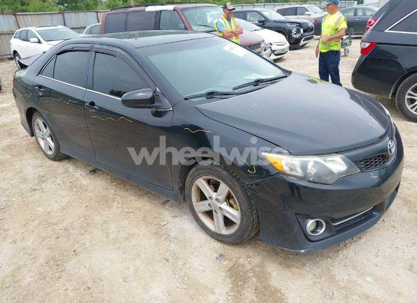 2014 Toyota Camry SE (VIN 4T1BF1FK7EU309742) main photo