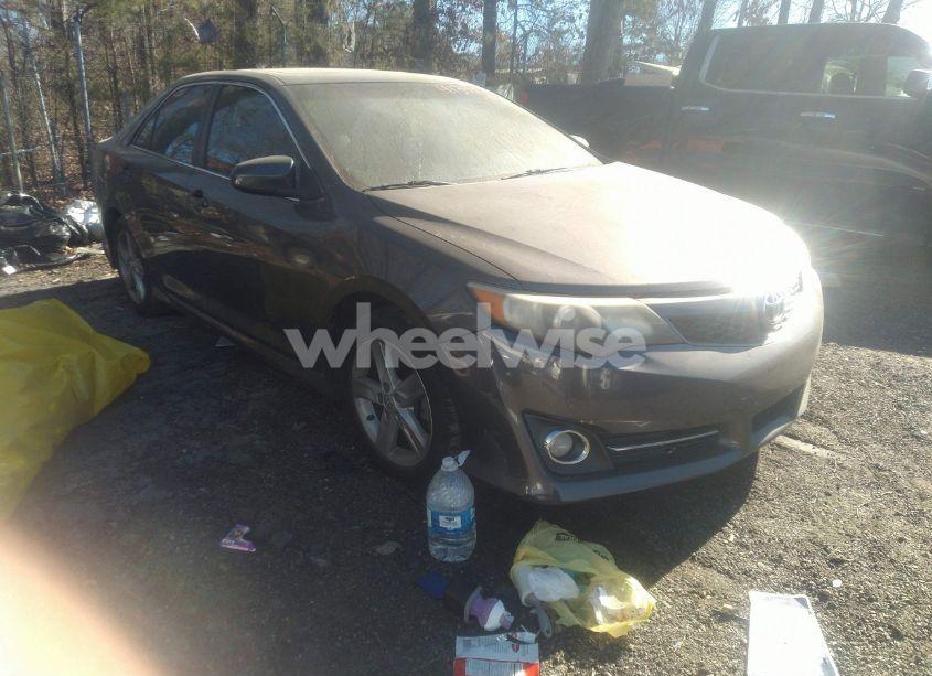 2014 Toyota Camry SE (VIN 4T1BF1FK7EU322295) main photo