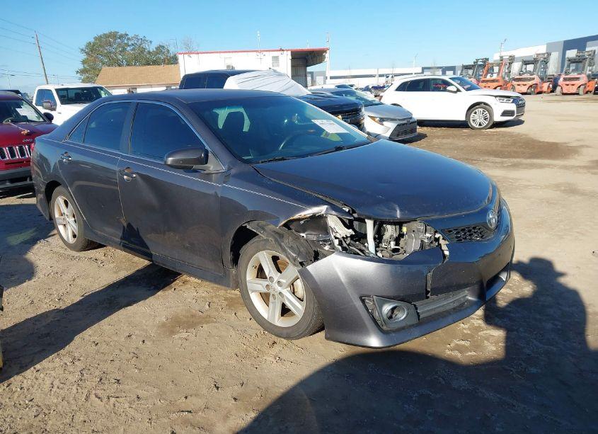 2014 Toyota Camry SE (VIN 4T1BF1FK7EU323088) main photo