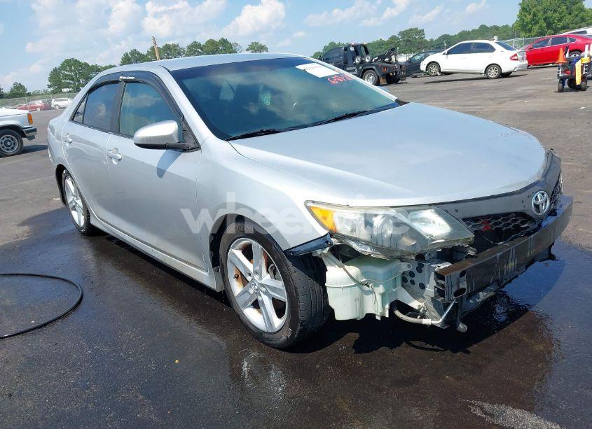 2014 Toyota Camry SE (VIN 4T1BF1FK7EU333782) main photo