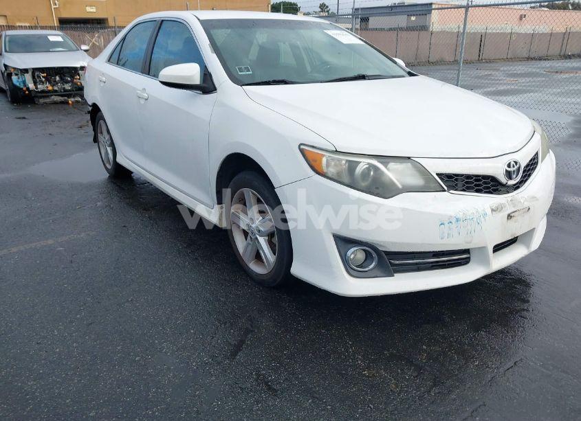 2014 Toyota Camry SE (VIN 4T1BF1FK7EU349772) main photo