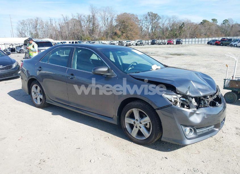 2014 Toyota Camry SE (VIN 4T1BF1FK7EU364045) main photo