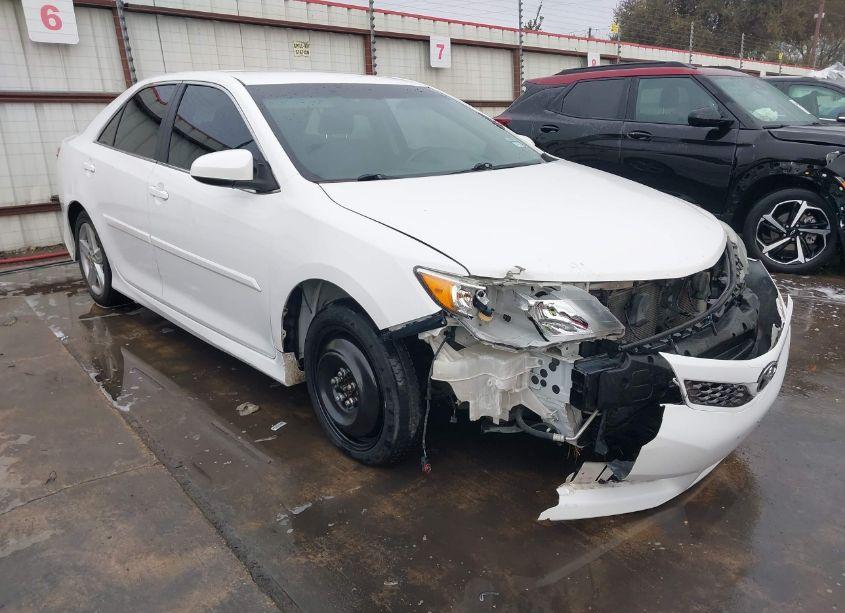 2014 Toyota Camry SE (VIN 4T1BF1FK7EU389723) main photo