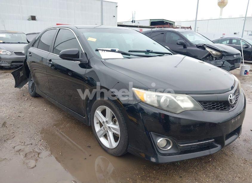 2014 Toyota Camry SE (VIN 4T1BF1FK7EU397854) main photo