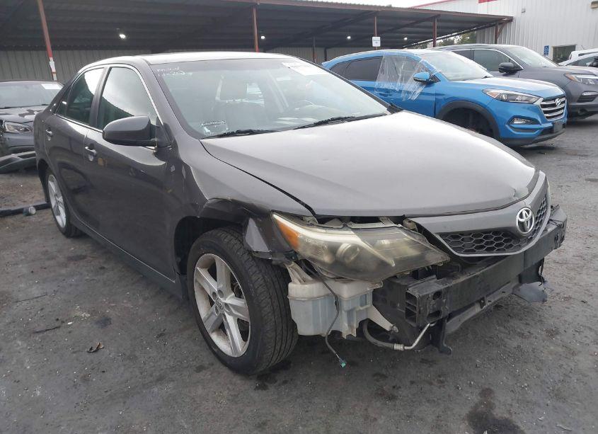 2014 Toyota Camry SE (VIN 4T1BF1FK7EU413468) main photo