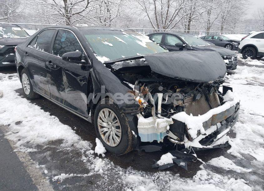 2014 Toyota Camry LE (VIN 4T1BF1FK7EU429749) main photo