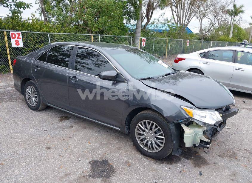 2014 Toyota Camry LE (VIN 4T1BF1FK7EU431467) main photo