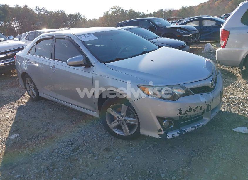 2014 Toyota Camry SE (VIN 4T1BF1FK7EU431565) main photo