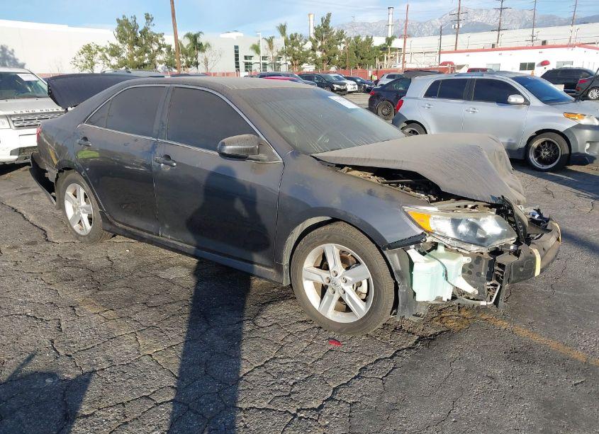 2014 Toyota Camry SE (VIN 4T1BF1FK7EU444834) main photo