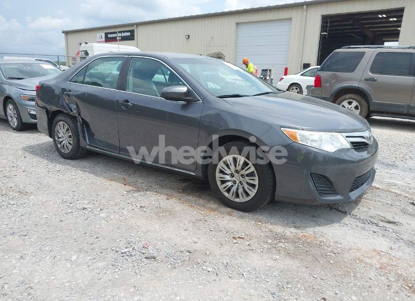 2014 Toyota Camry LE (VIN 4T1BF1FK7EU464033) main photo