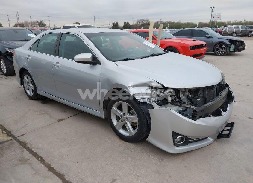 2014 Toyota Camry SE (VIN 4T1BF1FK7EU748472) main photo