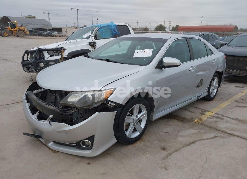 Photo 2 of 2014 Toyota Camry SE (VIN 4T1BF1FK7EU748472)