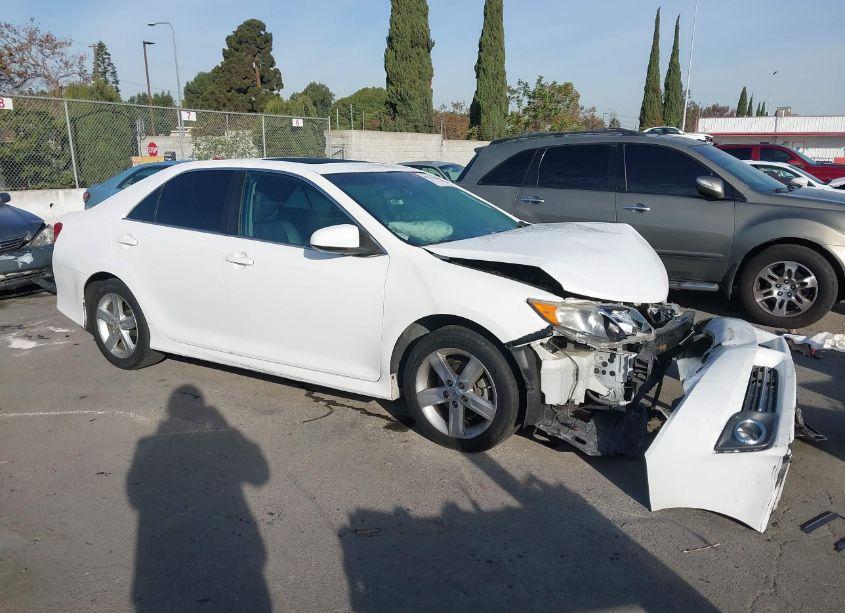 2014 Toyota Camry SE (VIN 4T1BF1FK7EU754451) main photo