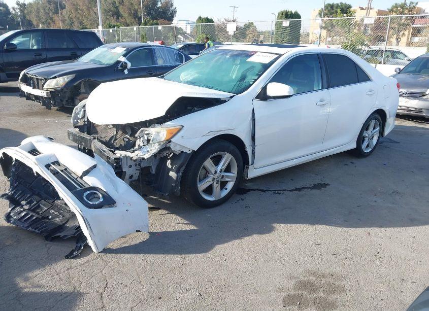 Photo 2 of 2014 Toyota Camry SE (VIN 4T1BF1FK7EU754451)