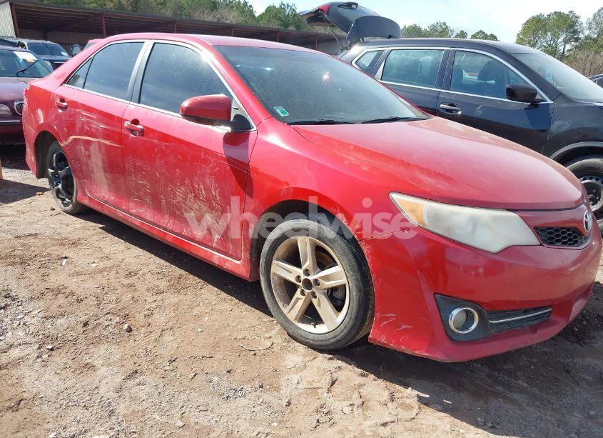 2014 Toyota Camry SE (VIN 4T1BF1FK7EU755406) main photo