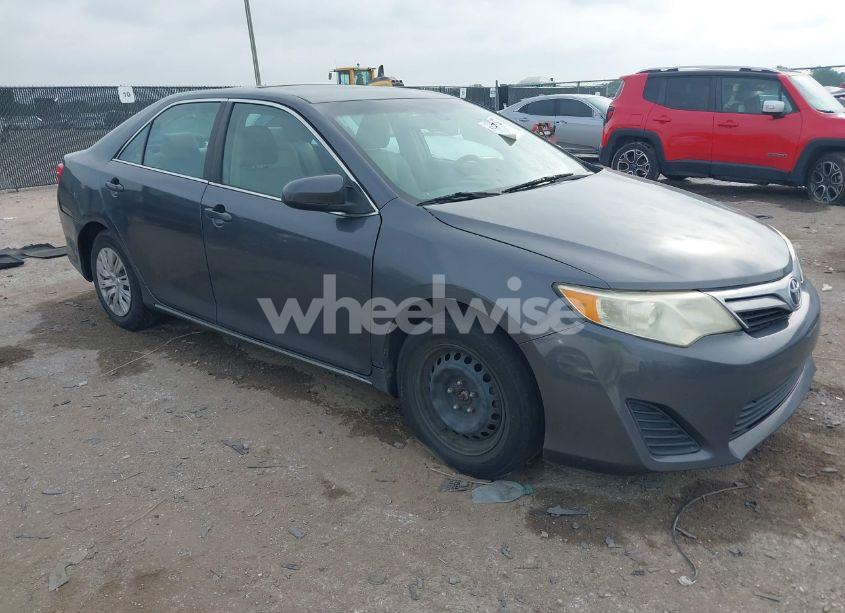 2014 Toyota Camry LE (VIN 4T1BF1FK7EU773422) main photo