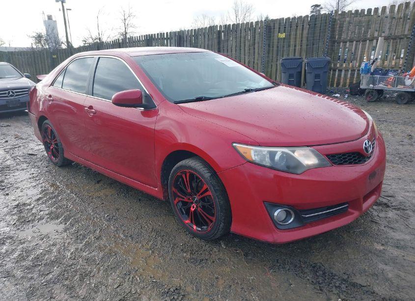 2014 Toyota Camry SE (VIN 4T1BF1FK7EU779415) main photo