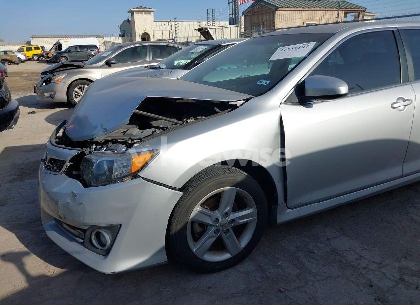 Photo 2 of 2014 Toyota Camry SE (VIN 4T1BF1FK7EU797154)