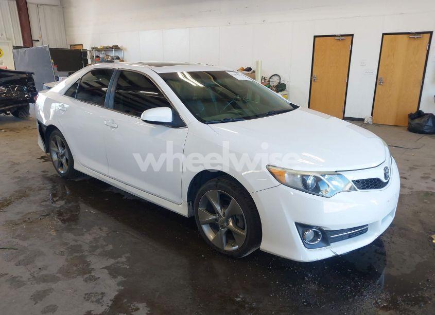 2014 Toyota Camry SE SPORT (VIN 4T1BF1FK7EU835594) main photo