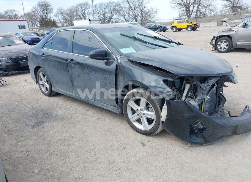 2014 Toyota Camry SE (VIN 4T1BF1FK7EU857918) main photo