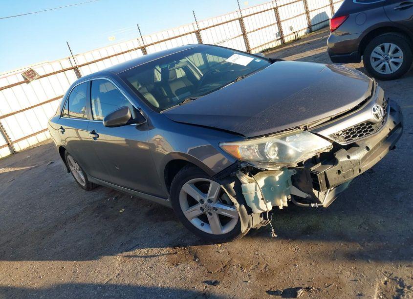 2014 Toyota Camry SE (VIN 4T1BF1FK7EU869132) main photo