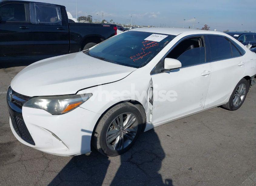 Photo 2 of 2015 Toyota Camry SE (VIN 4T1BF1FK7FU004758)