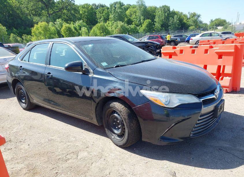 2015 Toyota Camry LE (VIN 4T1BF1FK7FU105220) main photo