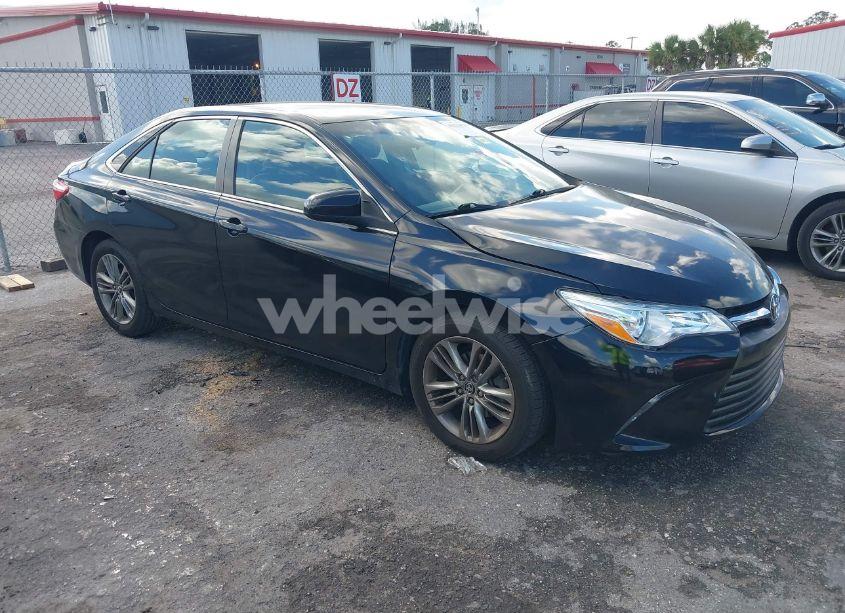 2015 Toyota Camry SE (VIN 4T1BF1FK7FU113687) main photo