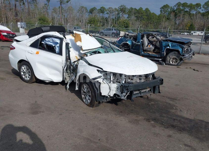 2015 Toyota Camry LE (VIN 4T1BF1FK7FU912210) main photo