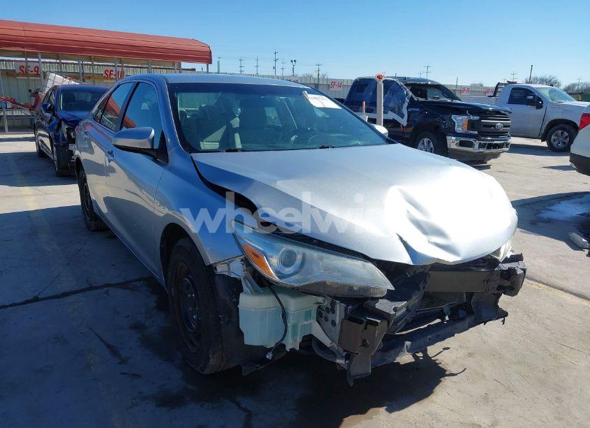 2015 Toyota Camry LE (VIN 4T1BF1FK7FU928973) main photo
