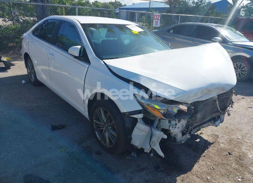 2015 Toyota Camry SE (VIN 4T1BF1FK7FU985951) main photo