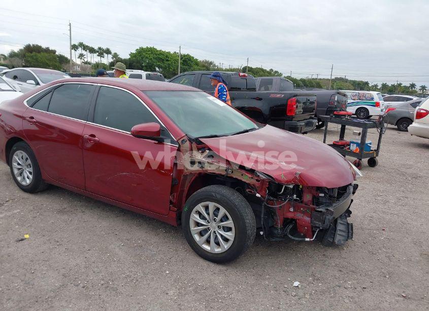 2015 Toyota Camry LE (VIN 4T1BF1FK7FU993743) main photo