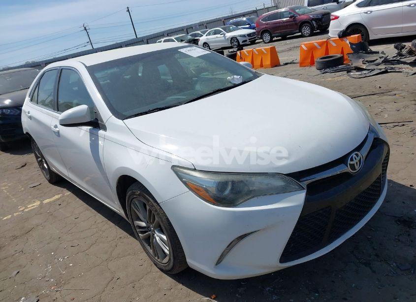 2016 Toyota Camry SE (VIN 4T1BF1FK7GU135688) main photo