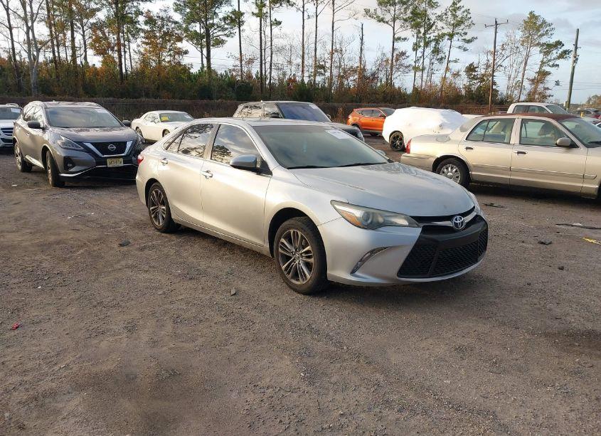 2016 Toyota Camry SE (VIN 4T1BF1FK7GU257824) main photo