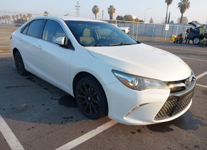 2017 Toyota Camry SE (VIN 4T1BF1FK7HU319580) main photo