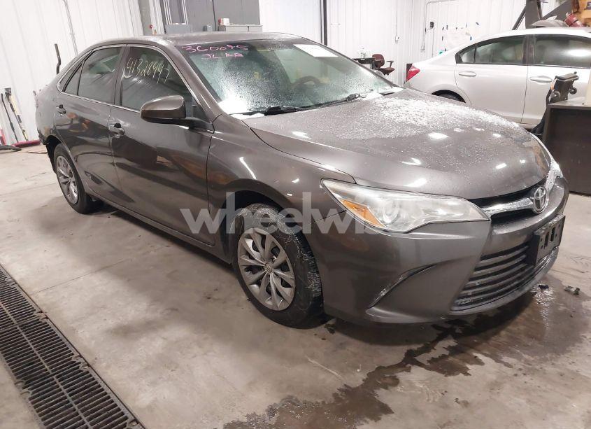 2017 Toyota Camry LE (VIN 4T1BF1FK7HU385370) main photo