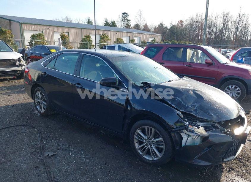 2017 Toyota Camry SE (VIN 4T1BF1FK7HU405844) main photo