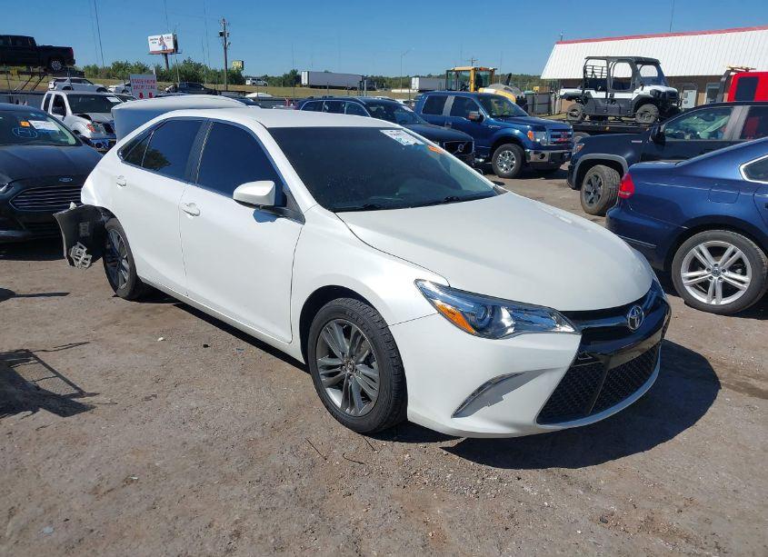 2017 Toyota Camry SE (VIN 4T1BF1FK7HU415404) main photo