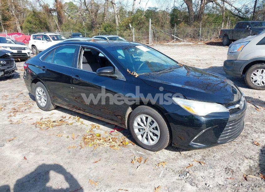 2017 Toyota Camry LE (VIN 4T1BF1FK7HU682123) main photo